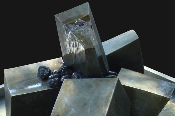 Fontaine zinc représentant un chaos de blocs d'ou jaillit l'eau
